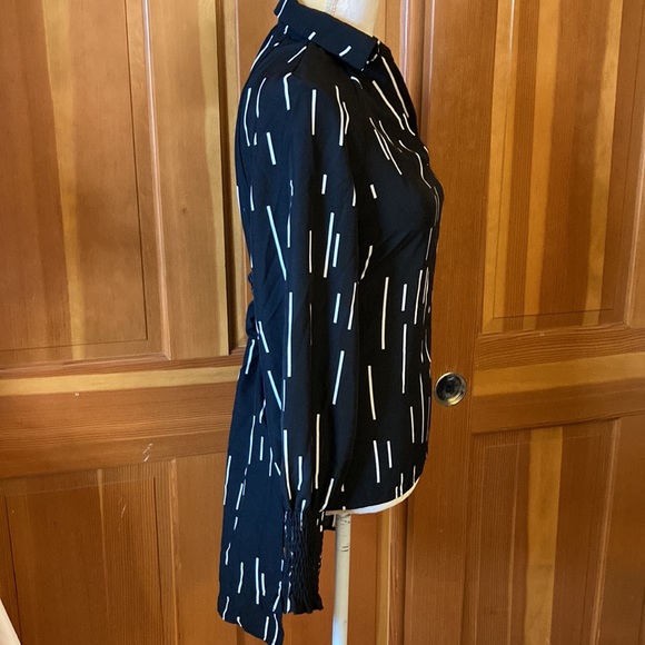 Low Hem Bishop sleeved Blouse - Picture 9 of 16